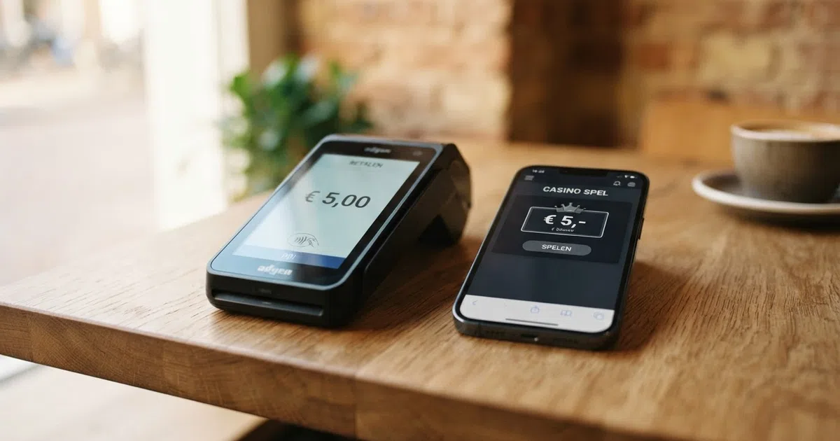 Een Nederlands casino-overzicht met een stortingsterminal die 5 euro toont naast een smartphone met een online casino-app